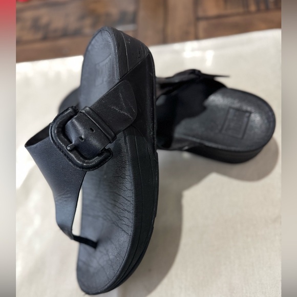 FitFlop Black leather flip flops with buckle - Picture 4 of 7